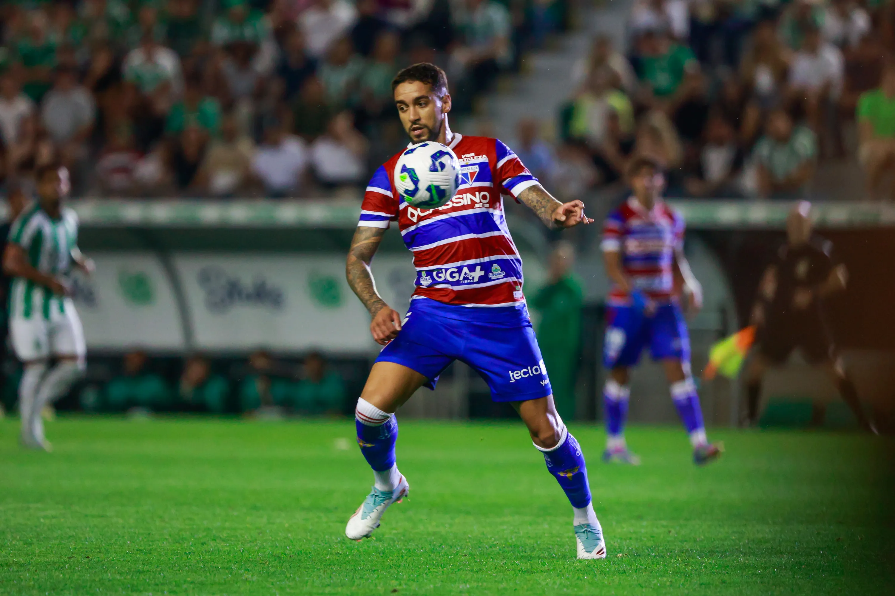 RS – CAXIAS DO SUL – 05/10/2025 – BRASILEIRO A 2025, JUVENTUDE X FORTALEZA – Matheus Pereira jogador do Fortaleza durante partida contra o Juventude no estadio Alfredo Jaconi pelo campeonato Brasileiro A 2025. Foto: Luiz Erbes/AGIF
