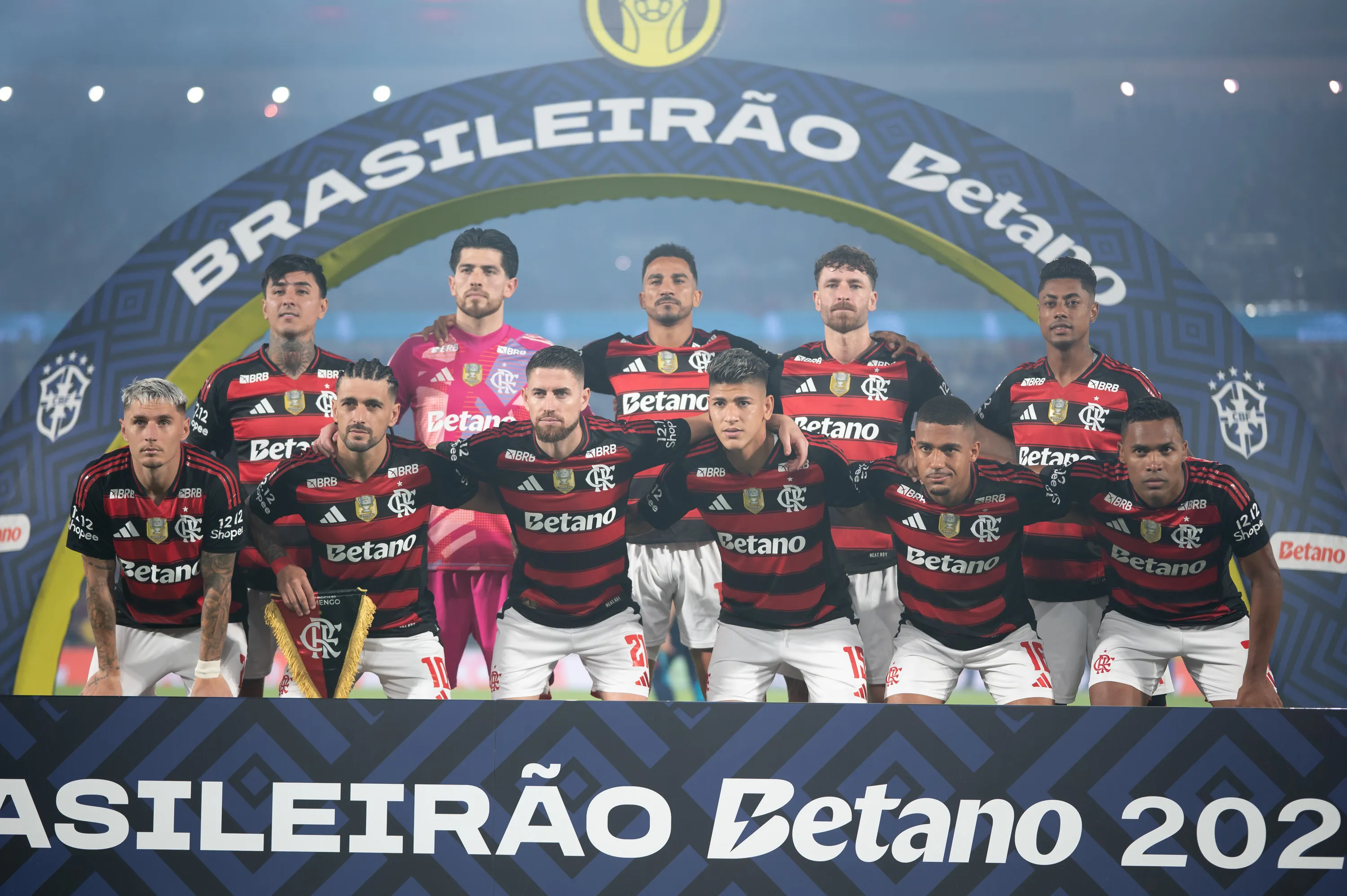 RJ – RIO DE JANEIRO – 03/12/2025 – BRASILEIRO A 2025, FLAMENGO X CEARA – Jogadores do Flamengo posam para foto antes na partida contra Ceara no estadio Maracana pelo campeonato Brasileiro A 2025. Foto: Jorge Rodrigues/AGIF