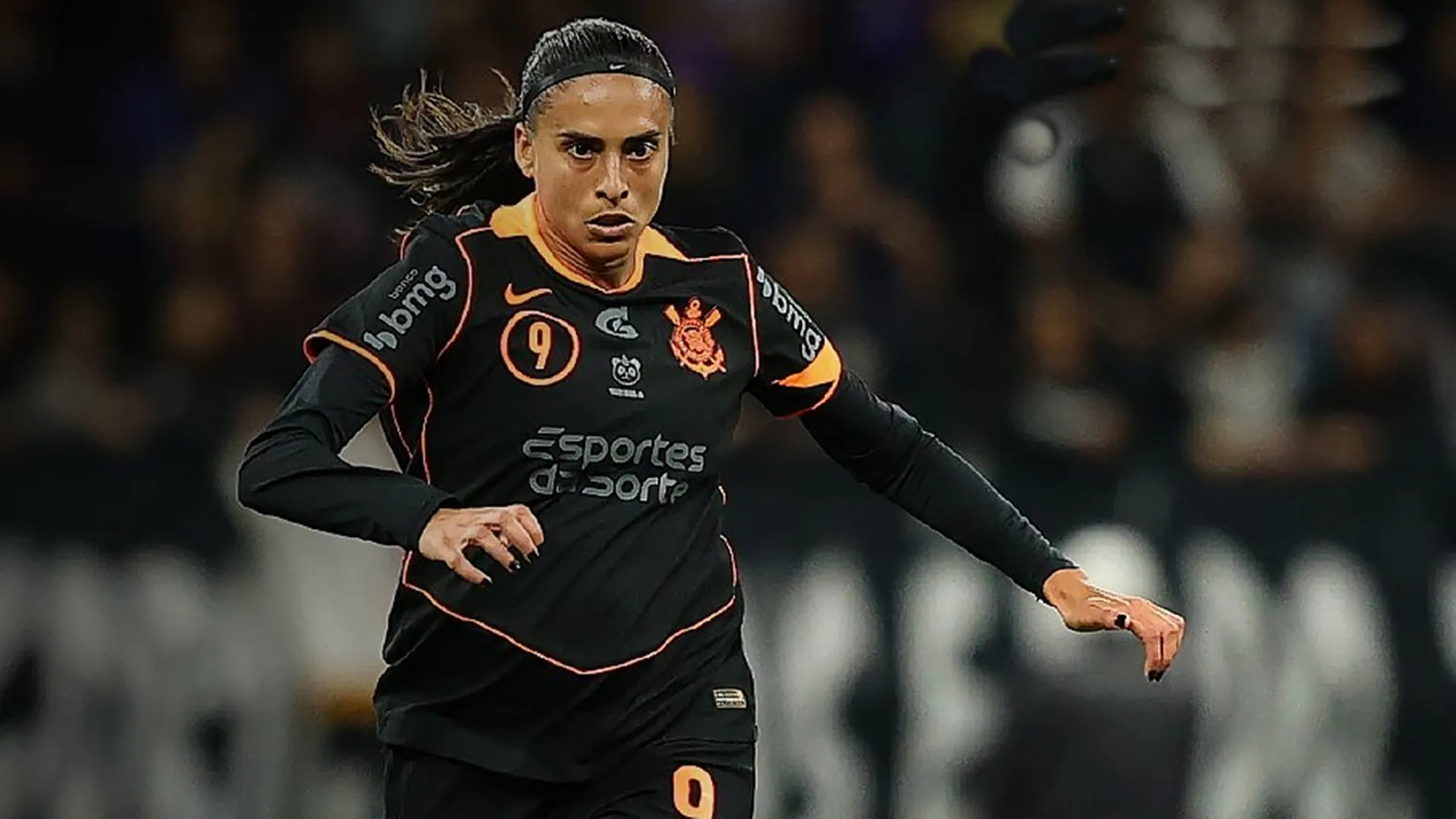 Jogadora do Corinthians briga pela bola