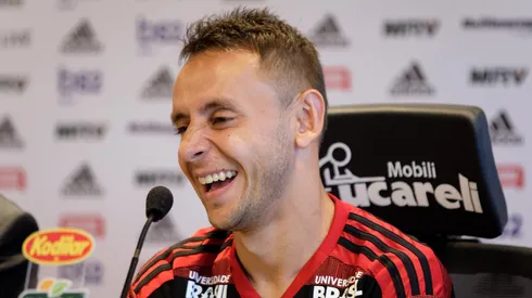 Lateral-direito Rafinha e apresentado como novo jogador da equipe no CT do Ninho do Urubu em Vargem Grande, Zona Oeste do Rio de Janeiro.