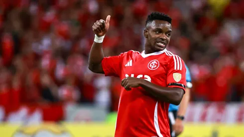 RS – PORTO ALEGRE – 10/04/2025 – COPA LIBERTADORES 2025, INTERNACIONAL X ATLETICO NACIONAL – Johan Carbonero jogador do Internacional lamenta durante partida contra o Atletico Nacional no estadio Beira-Rio pelo campeonato Copa Libertadores 2025. Foto: Maxi Franzoi/AGIF