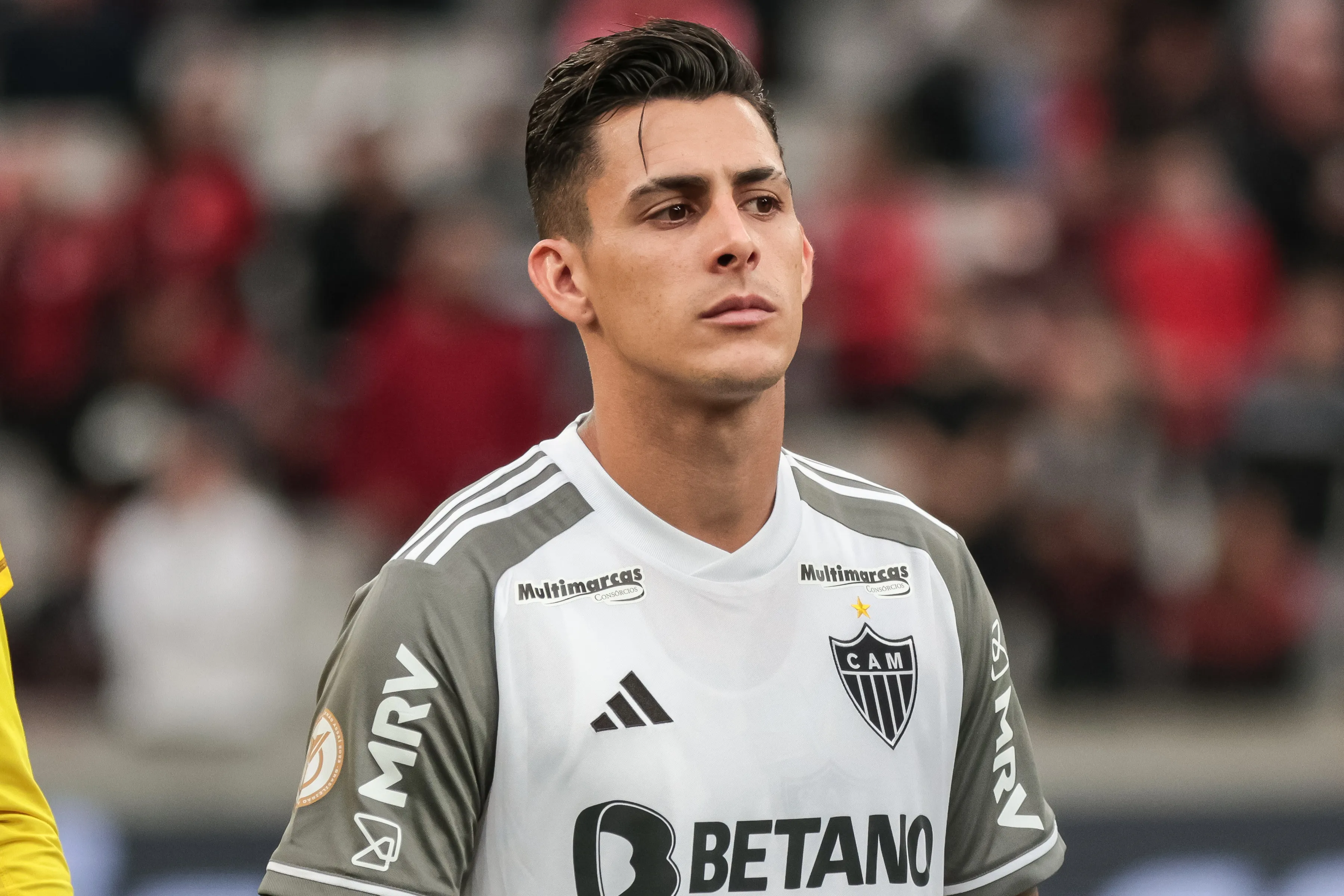 PR – CURITIBA – 02/09/2023 – BRASILEIRO A 2023, ATHLETICO-PR X ATLETICO-MG – Pavon jogador do Atletico-MG durante execucao do hino nacional antes da partida contra o Athletico-PR no estadio Arena da Baixada pelo campeonato Brasileiro A 2023. Foto: Robson Mafra/AGIF