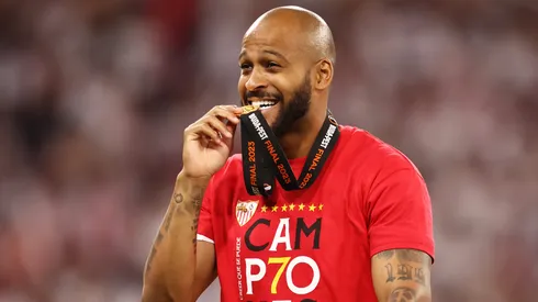 Marcão comemorando conquista da Europa League de 2022/23.