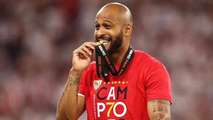 Marcão comemorando conquista da Europa League de 2022/23.