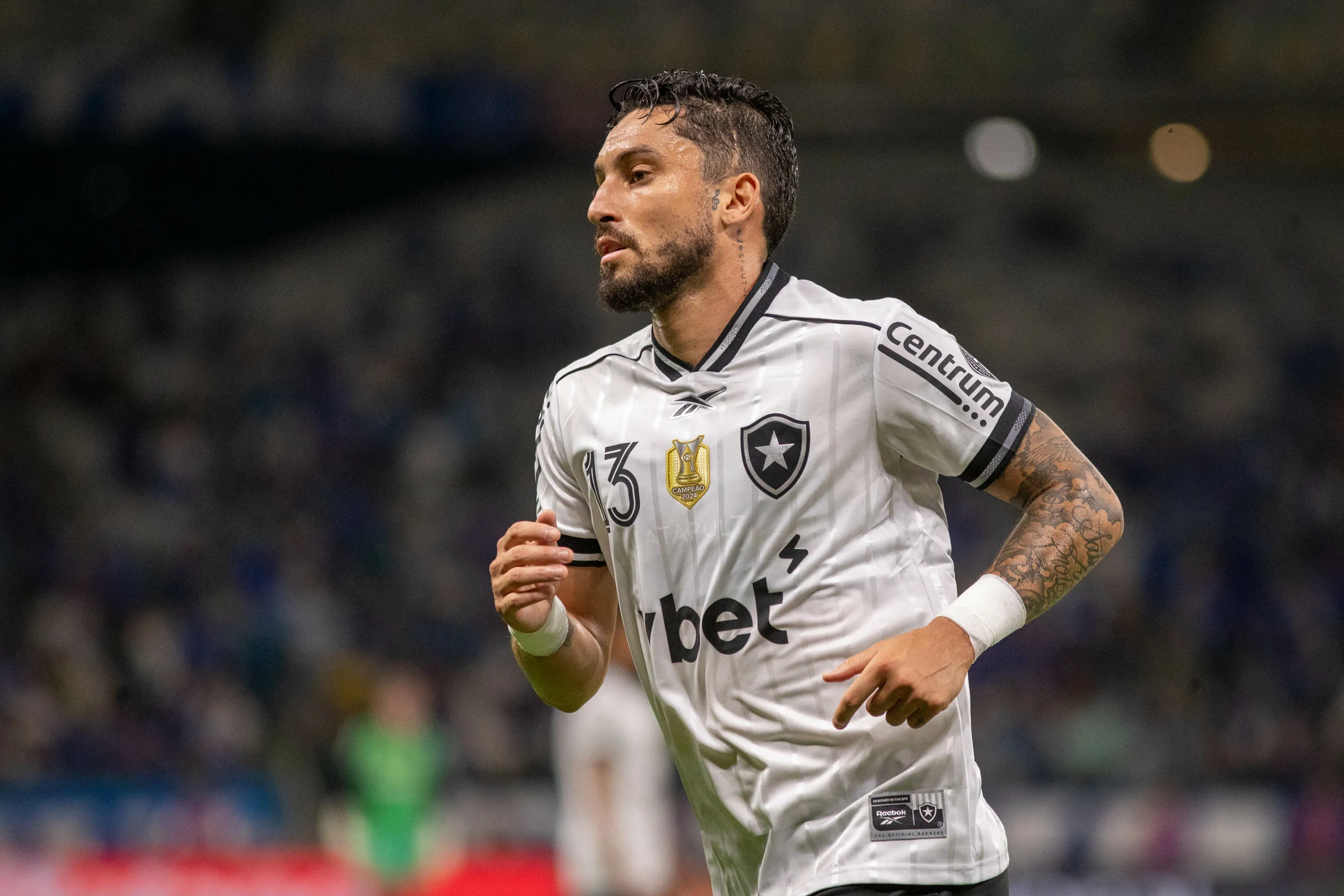 MG – BELO HORIZONTE – 04/12/2025 – BRASILEIRO A 2025, CRUZEIRO X BOTAFOGO – Alex Teles jogador do Botafogo durante partida contra o Cruzeiro no estadio Mineirao pelo campeonato Brasileiro A 2025. Foto: Fernando Moreno/AGIF