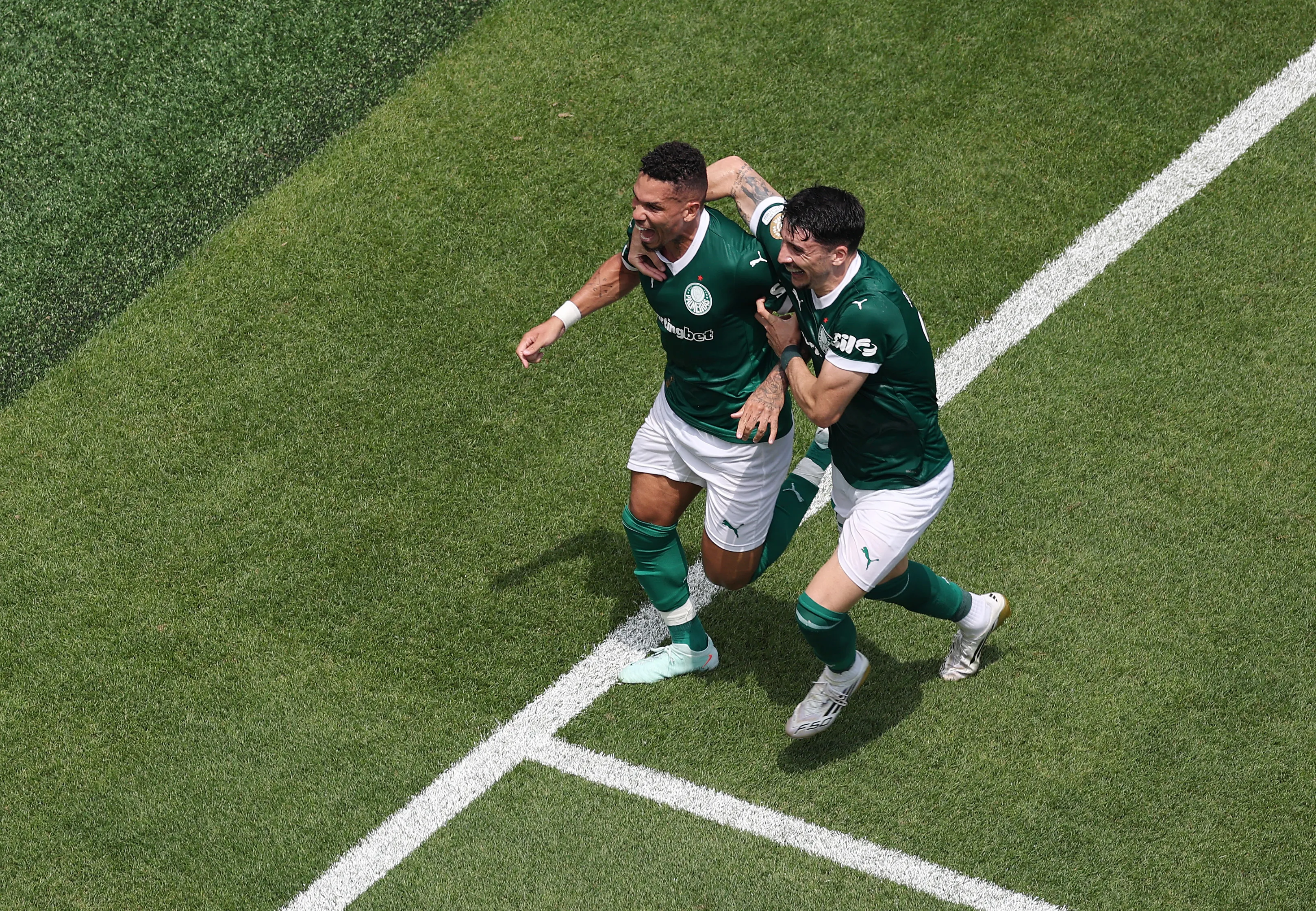 Paulinho comemora gol marcado diante do Botafogo no Super Mundial de Clubes. (Photo by Al Bello/Getty Images)