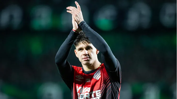 Bruno Zapelli durante clássico contra o Coritiba na Série B de 2025.