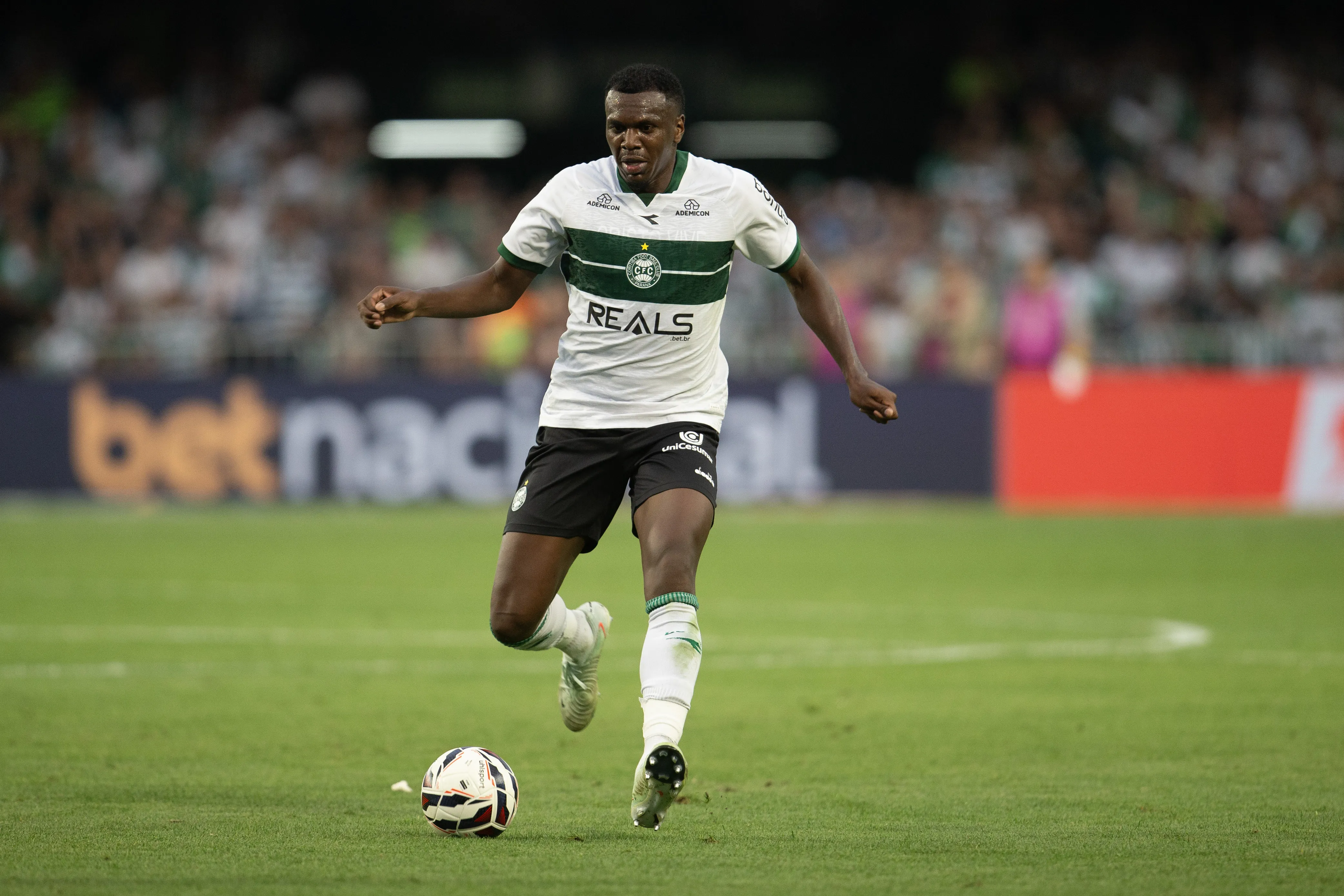 Jacy durante partida contra o Athletic na Série B de 2025. Foto: Hedeson Alves/AGIF