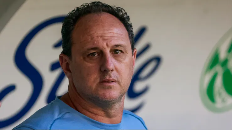 Rogério Ceni durante confronto contra o Juventude no Campeonato Brasileiro de 2025.