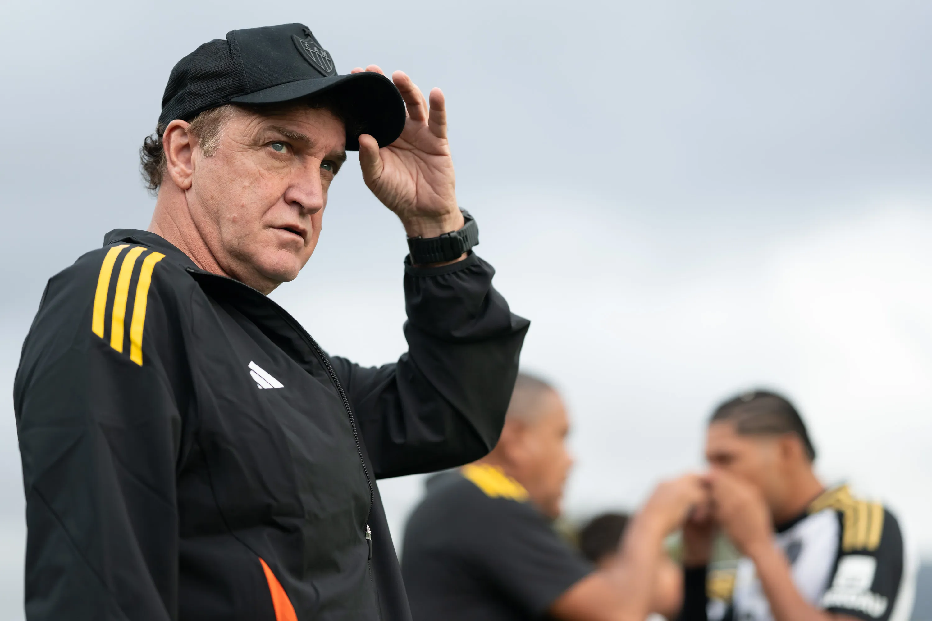 RJ – RIO DE JANEIRO – 10/08/2025 – BRASILEIRO A 2025, VASCO X ATLETICO-MG – Cuca tecnico do Atletico-MG durante partida contra o Vasco no estadio Sao Januario pelo campeonato Brasileiro A 2025. Foto: Jorge Rodrigues/AGIF
