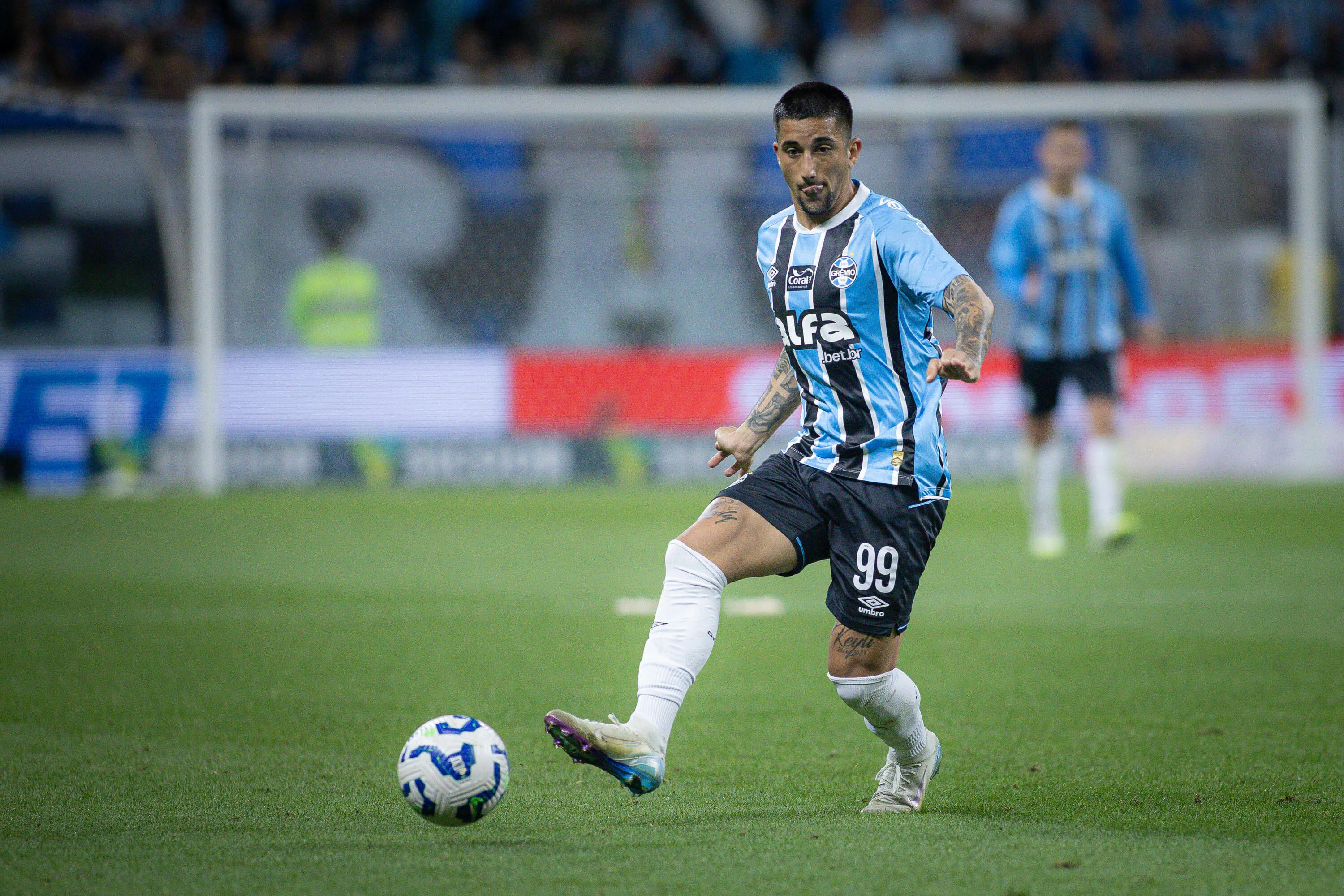 RS – PORTO ALEGRE – 05/11/2025 – BRASILEIRO A 2025, GREMIO X CRUZEIRO – Cristian Olivera jogador do Gremio durante partida contra o Cruzeiro no estadio Arena do Gremio pelo campeonato Brasileiro A 2025. Foto: Maxi Franzoi/AGIF