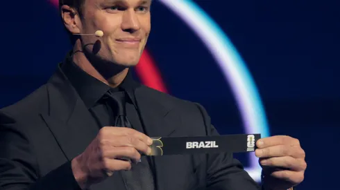 Tom Brady sorteia a bolinha do Brasil. (Photo by Kevin Dietsch/Getty Images)