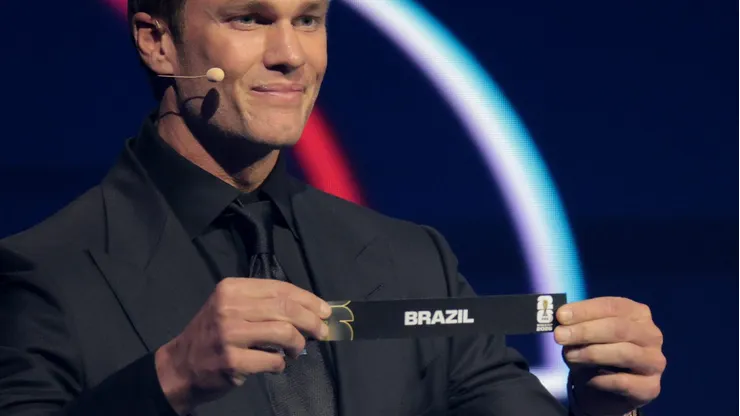 Tom Brady sorteia a bolinha do Brasil. (Photo by Kevin Dietsch/Getty Images)