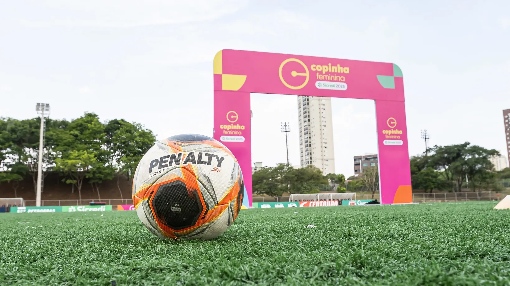 Bola da Copinha Feminina, com as placas da competição no fundo