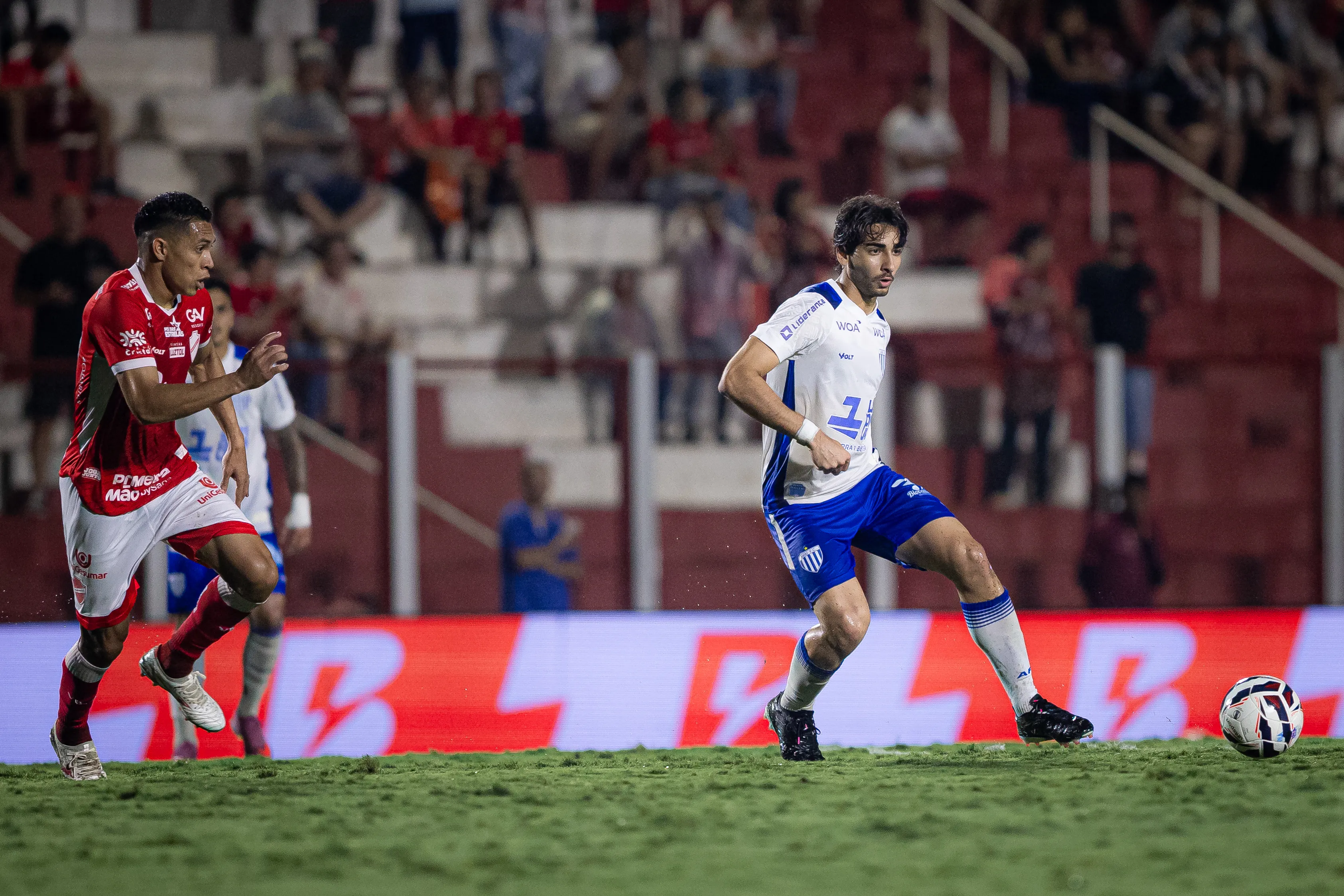 JP com a camisa do Avai durante partida contra o Vila Nova-GO –  Foto: Isabela Azine/AGIF