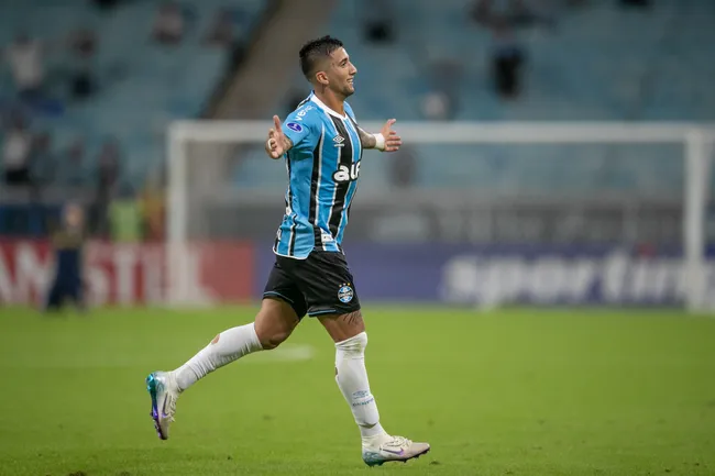 Christian Olivera jogador do Grêmio comemora seu gol durante partida contra o Atletico Grau- Foto: Liamara Polli/AGIF