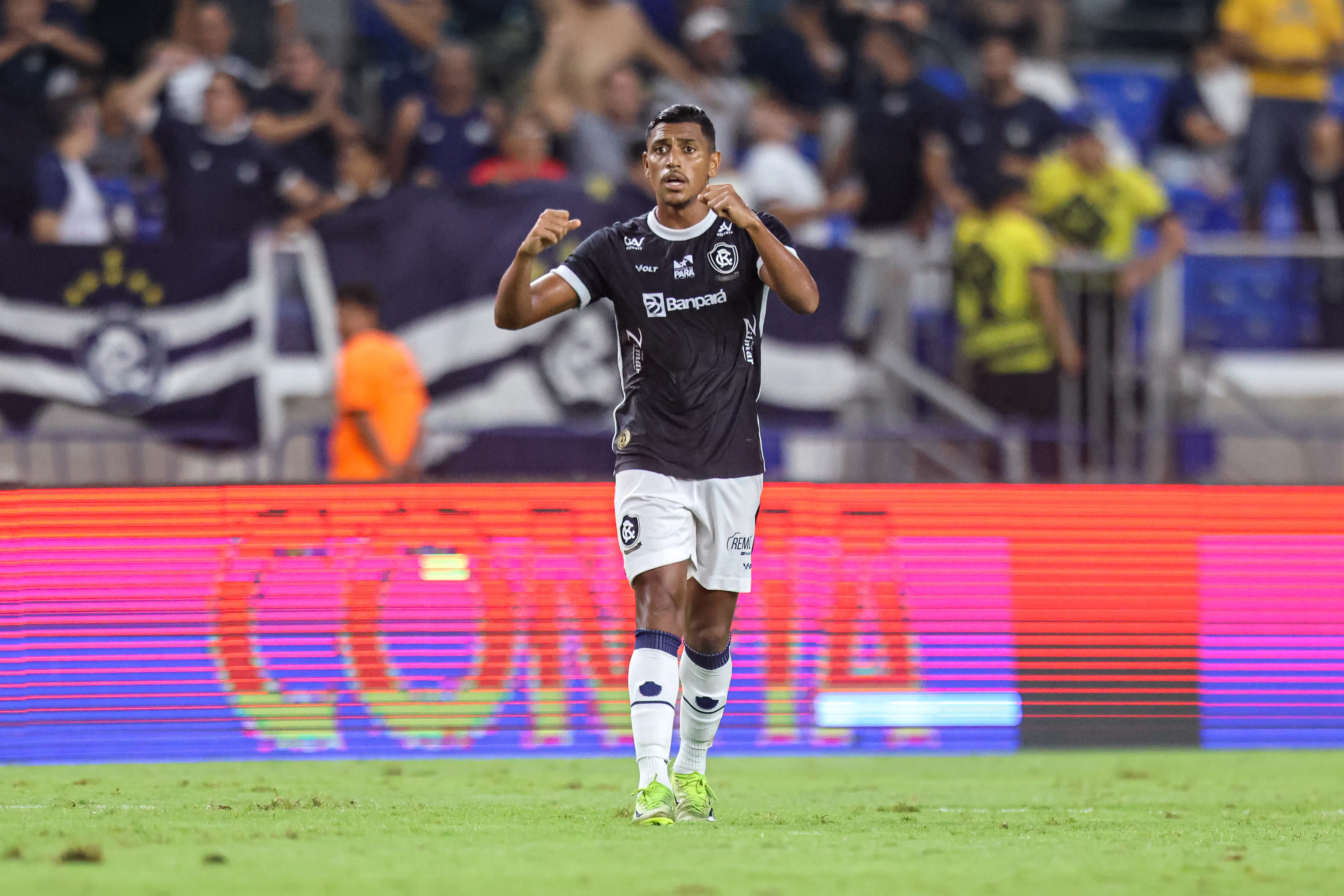 Pedro Rocha comemorando gol durante partida contra o Coritiba na Série B de 2025. Foto: Fernando Torres/AGIF