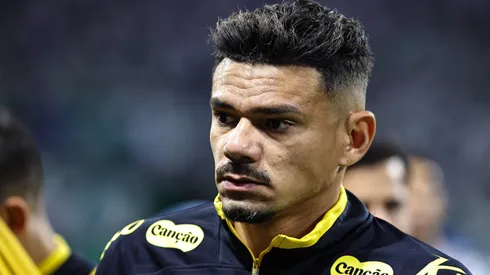 Tiquinho Soares jogador do Santos durante aquecimento antes da partida contra o Palmeiras no estadio Arena Allianz Parque pelo campeonato Brasileiro A 2025. Foto: Fabio Giannelli/AGIF