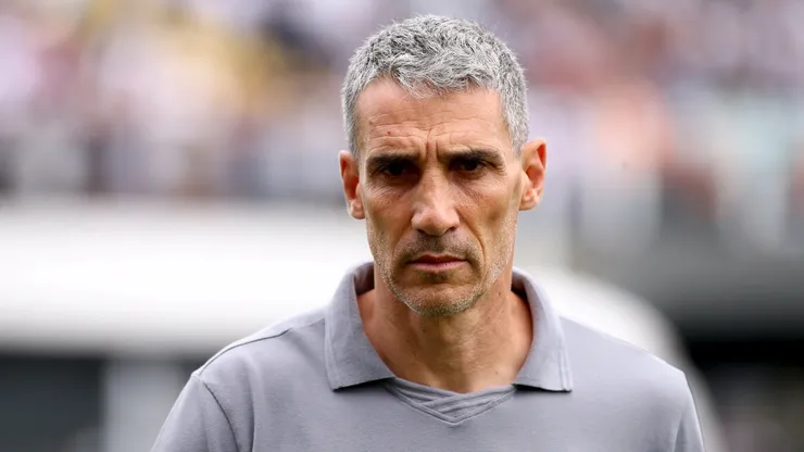 Juan Pablo Vojvoda técnico do Santos durante partida contra o Fortaleza no estádio Vila Belmiro pelo campeonato Brasileiro A 2025. Foto: Mauricio De Souza/AGIF