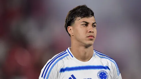 RJ – RIO DE JANEIRO – 02/10/2025 – BRASILEIRO A 2025, FLAMENGO X CRUZEIRO – Kaio Jorge jogador do Cruzeiro durante partida contra o Flamengo no estadio Maracana pelo campeonato Brasileiro A 2025. Foto: Thiago Ribeiro/AGIF