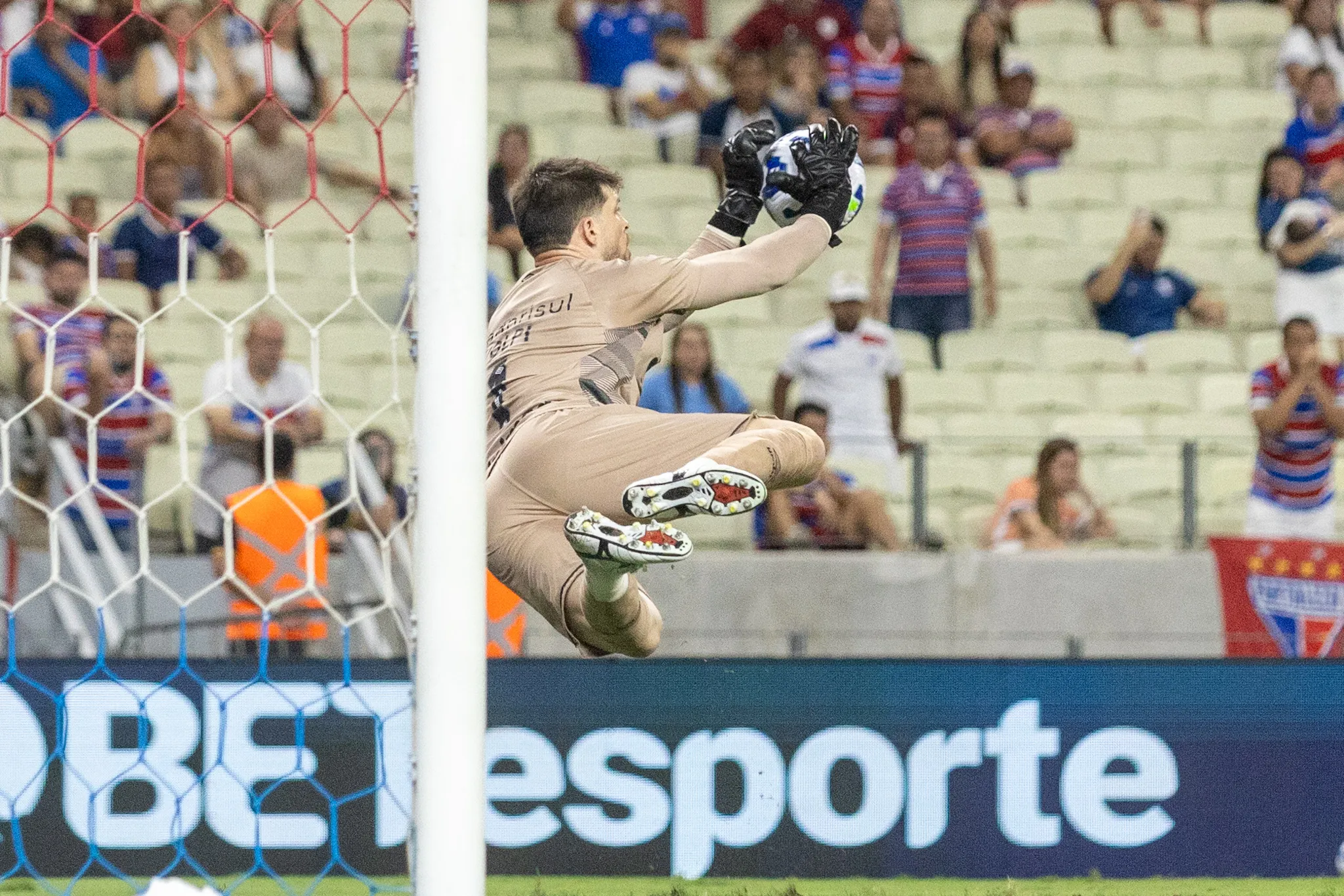 CE – FORTALEZA – 09/11/2025 – BRASILEIRO A 2025, FORTALEZA X GREMIO –  Volpi goleiro do Gremio durante partida contra o Fortaleza no estadio Arena Castelao pelo campeonato Brasileiro A 2025. Foto: Lucas Emanuel/AGIF