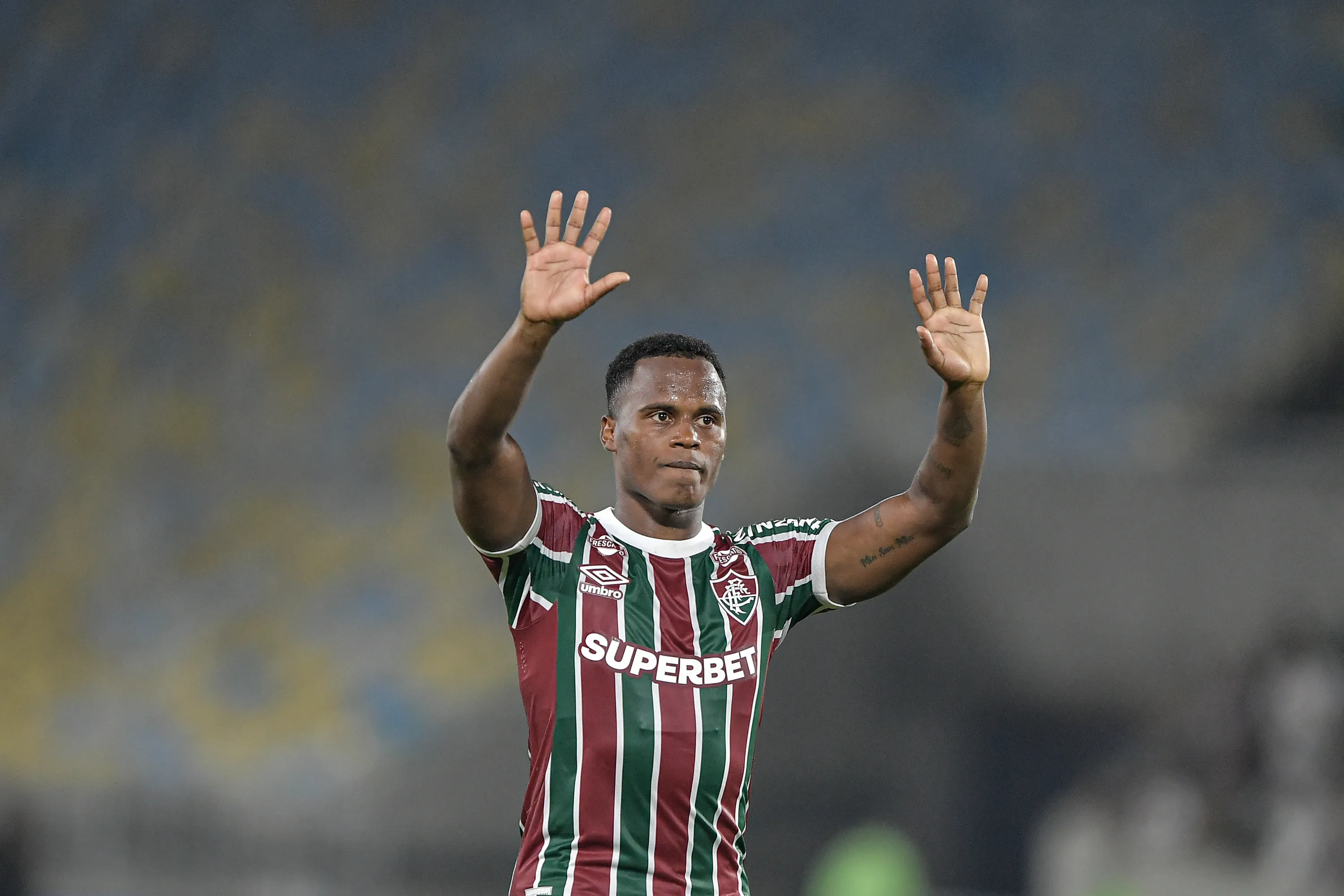 Jhon Arias jogador se despede como jogador do Fluminense durante partida contra o Cruzeiro no estadio Maracana pelo campeonato Brasileiro A 2025. Foto: Thiago Ribeiro/AGIF