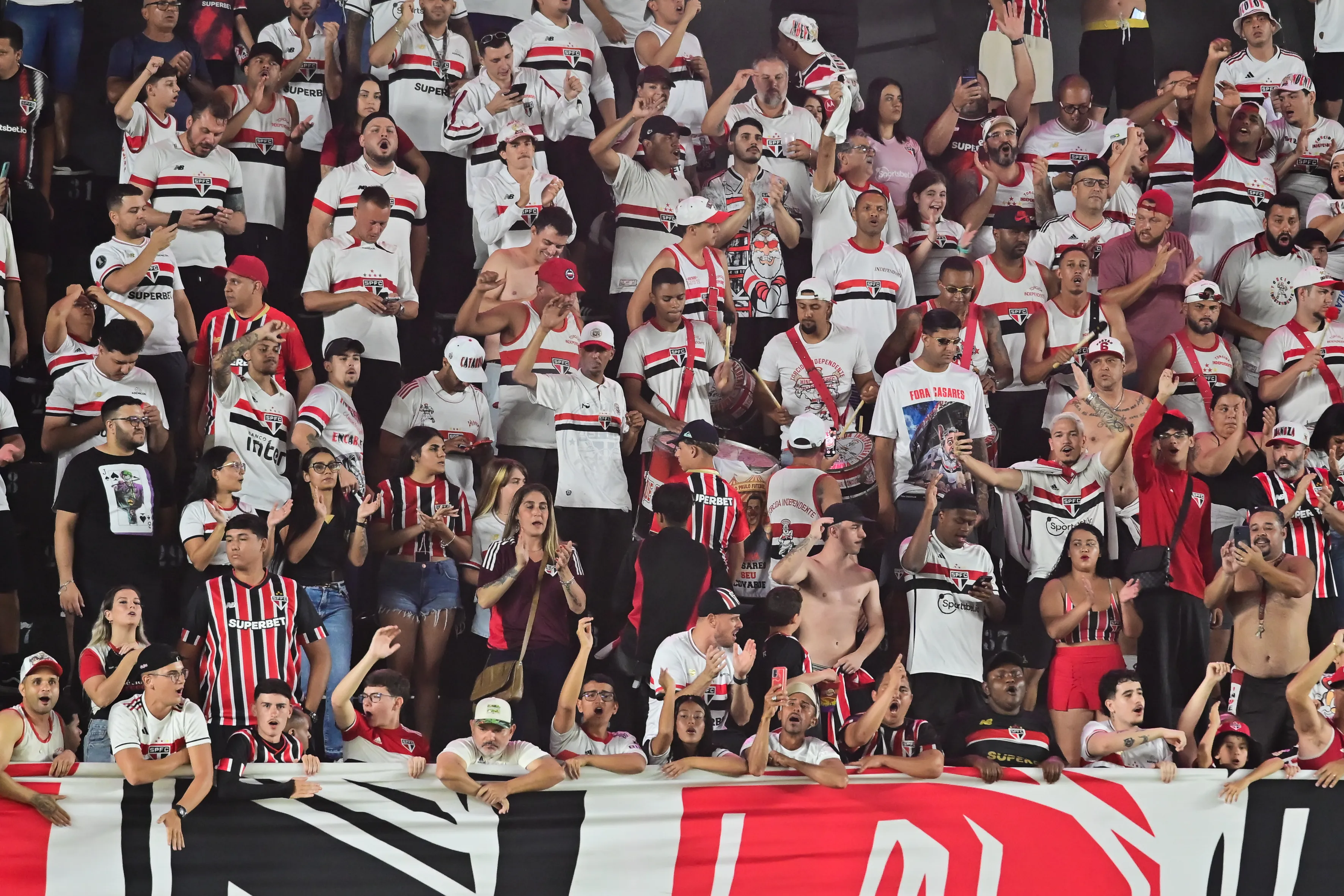 SP – SANTOS – 03/12/2025 – BRASILEIRO A 2025, SAO PAULO X INTERNACIONAL – Torcida do Sao Paulo durante partida contra Internacional no estadio Vila Belmiro pelo campeonato Brasileiro A 2025. Foto: Jota Erre/AGIF