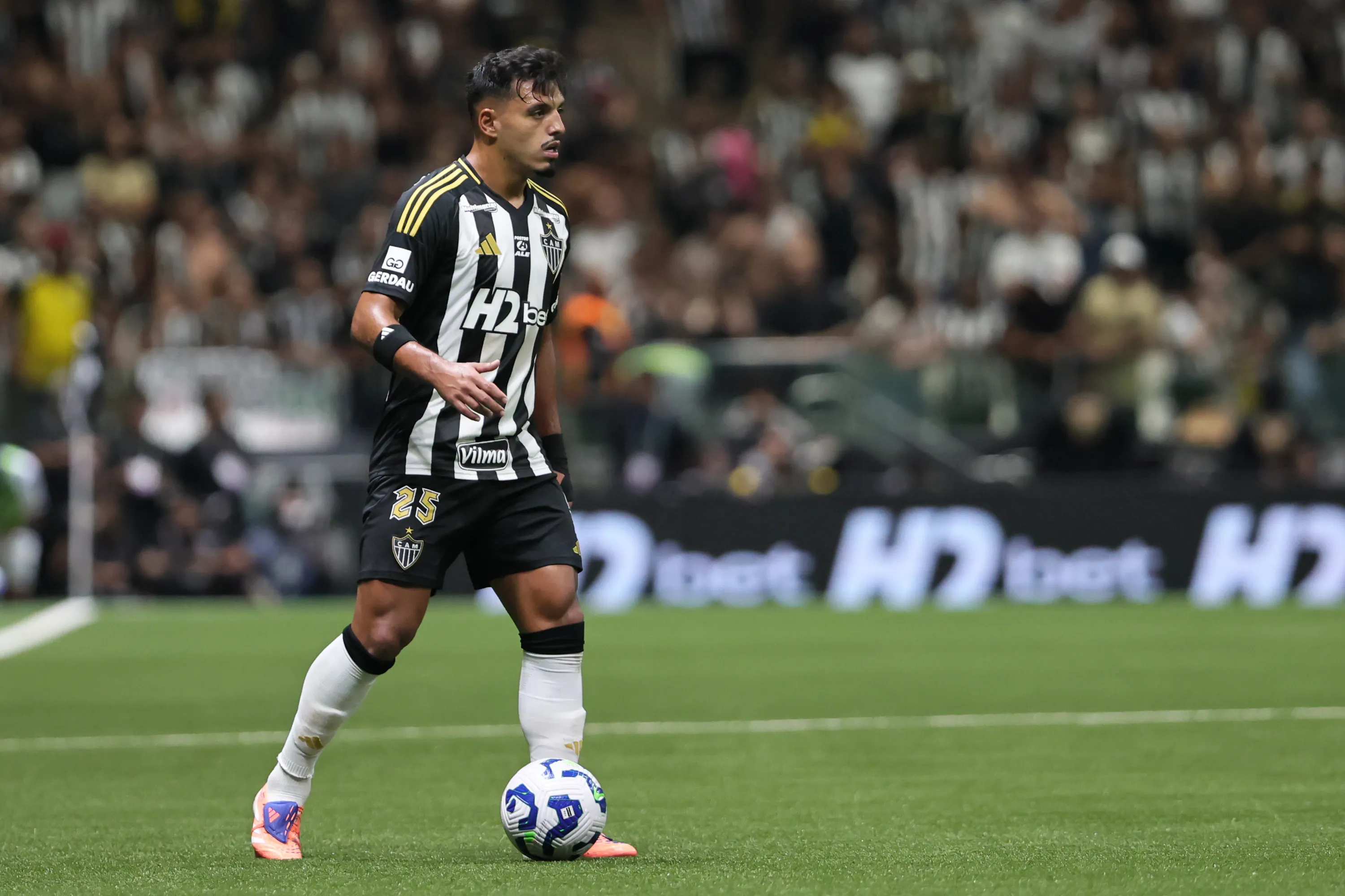 MG – BELO HORIZONTE – 15/10/2025 – BRASILEIRO A 2025, ATLETICO-MG X CRUZEIRO – Gabriel Menino jogador do Atletico-MG durante partida contra o Cruzeiro no estadio Arena MRV pelo campeonato Brasileiro A 2025. Foto: Gilson Lobo/AGIF