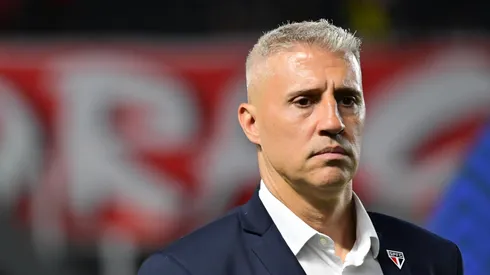 SP - SANTOS - 03/12/2025 - BRASILEIRO A 2025, SAO PAULO X INTERNACIONAL - Hernan Crespo tecnico do Sao Paulo durante partida contra o Internacional no estadio Vila Belmiro pelo campeonato Brasileiro A 2025. Foto: Jota Erre/AGIF