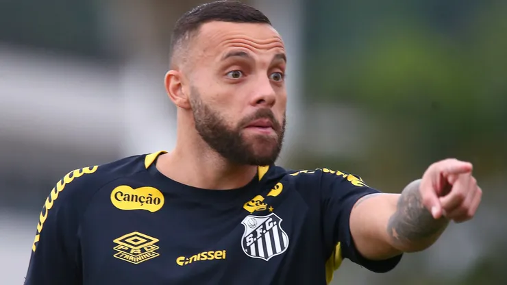 Guilherme durante treinamento do Santos.