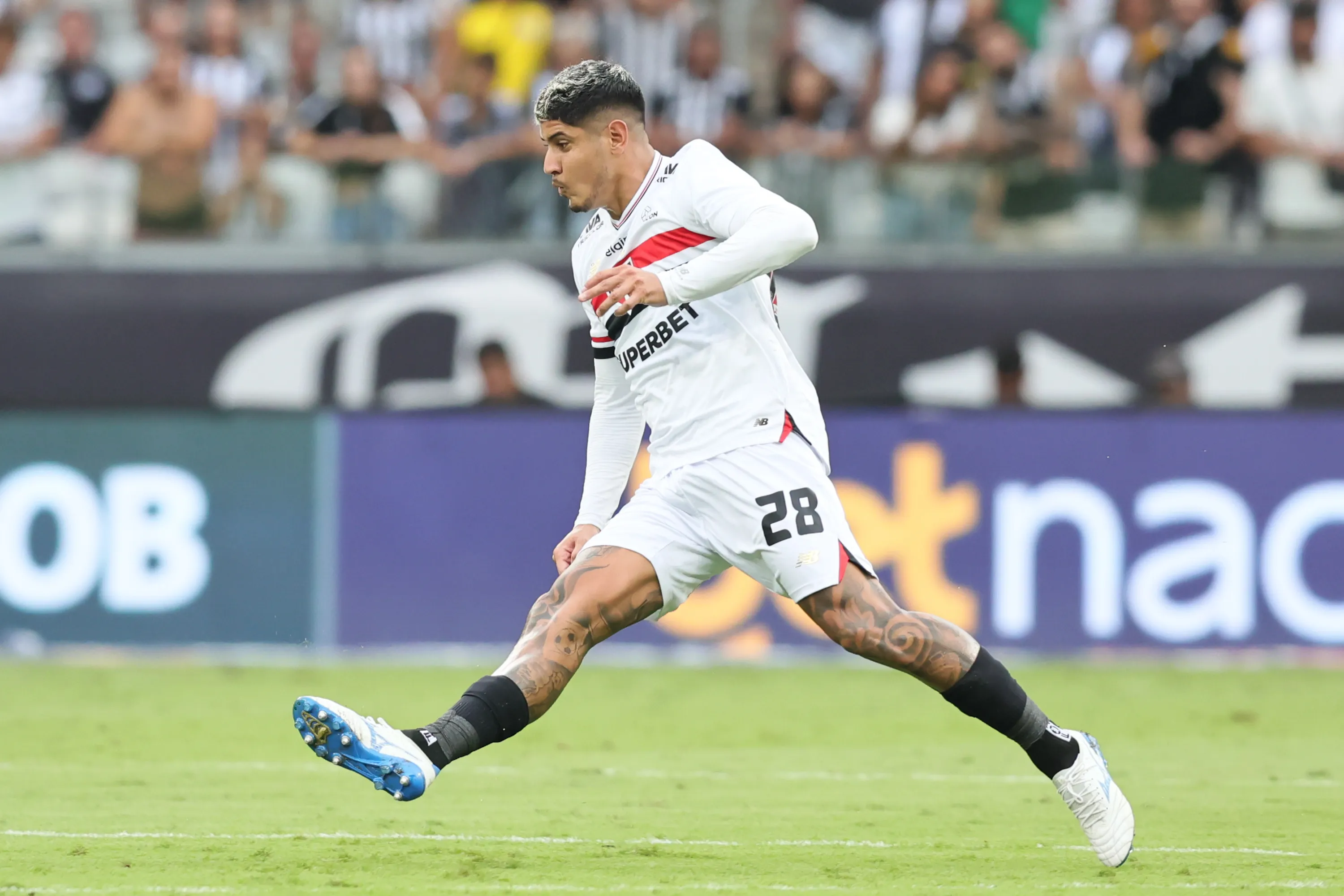 Alan Franco jogador do Sao Paulo durante partida contra o Atletico-MG no estadio Mineirao pelo campeonato Brasileiro A 2025. Foto: Gilson Lobo/AGIF