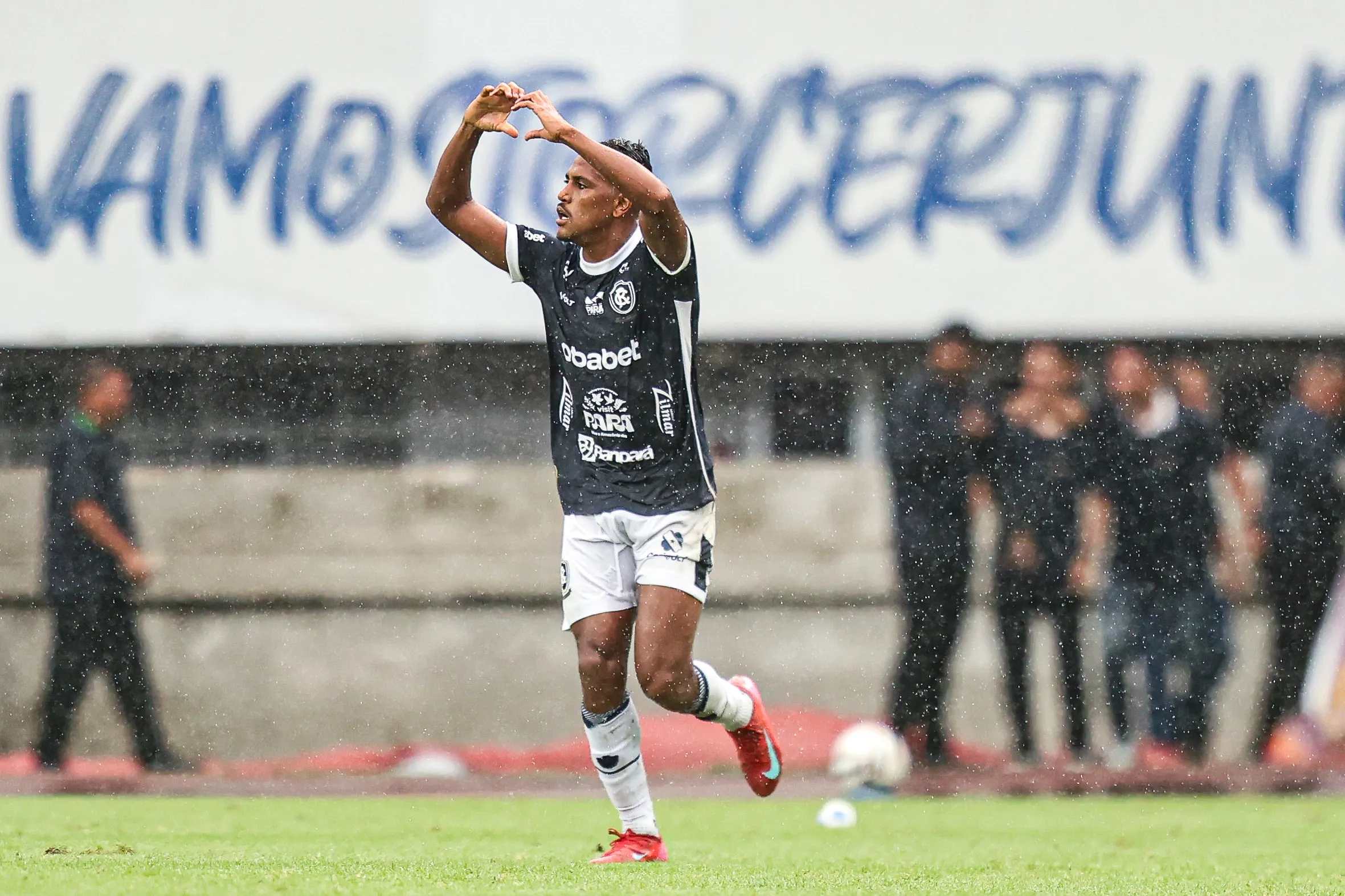 Pedro Rocha jogador do Remo comemora seu gol durante partida contra o Goias no estadio Mangueirao pelo campeonato Brasileiro B 2025. Foto: Fernando Torres/AGIF