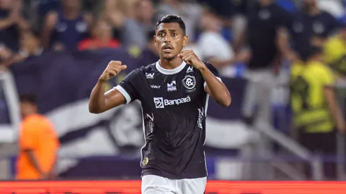Pedro Rocha jogador do Remo comemora seu gol durante partida contra o Coritiba no estadio Mangueirao pelo campeonato Brasileiro B 2025. Foto: Fernando Torres/AGIF