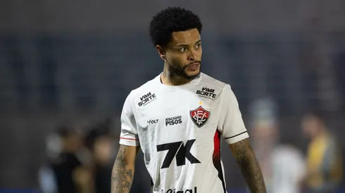 Matheuzinho jogador do Vitoria lamenta durante partida contra o Bragantino no estadio Cicero De Souza Marques pelo campeonato Brasileiro A 2025. Foto: Joisel Amaral/AGIF