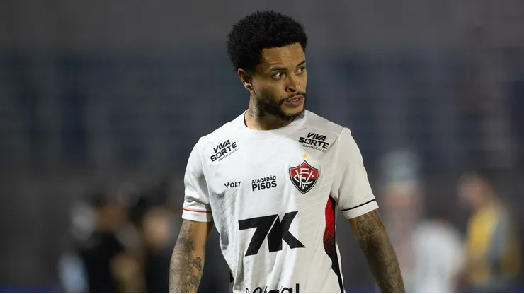 Matheuzinho jogador do Vitoria lamenta durante partida contra o Bragantino no estadio Cicero De Souza Marques pelo campeonato Brasileiro A 2025. Foto: Joisel Amaral/AGIF