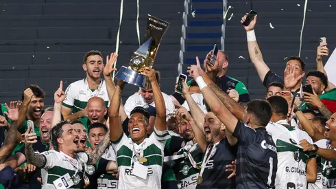 Elenco do Coritiba comemorando título da Série B.