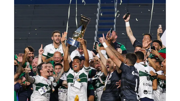Elenco do Coritiba comemorando título da Série B.