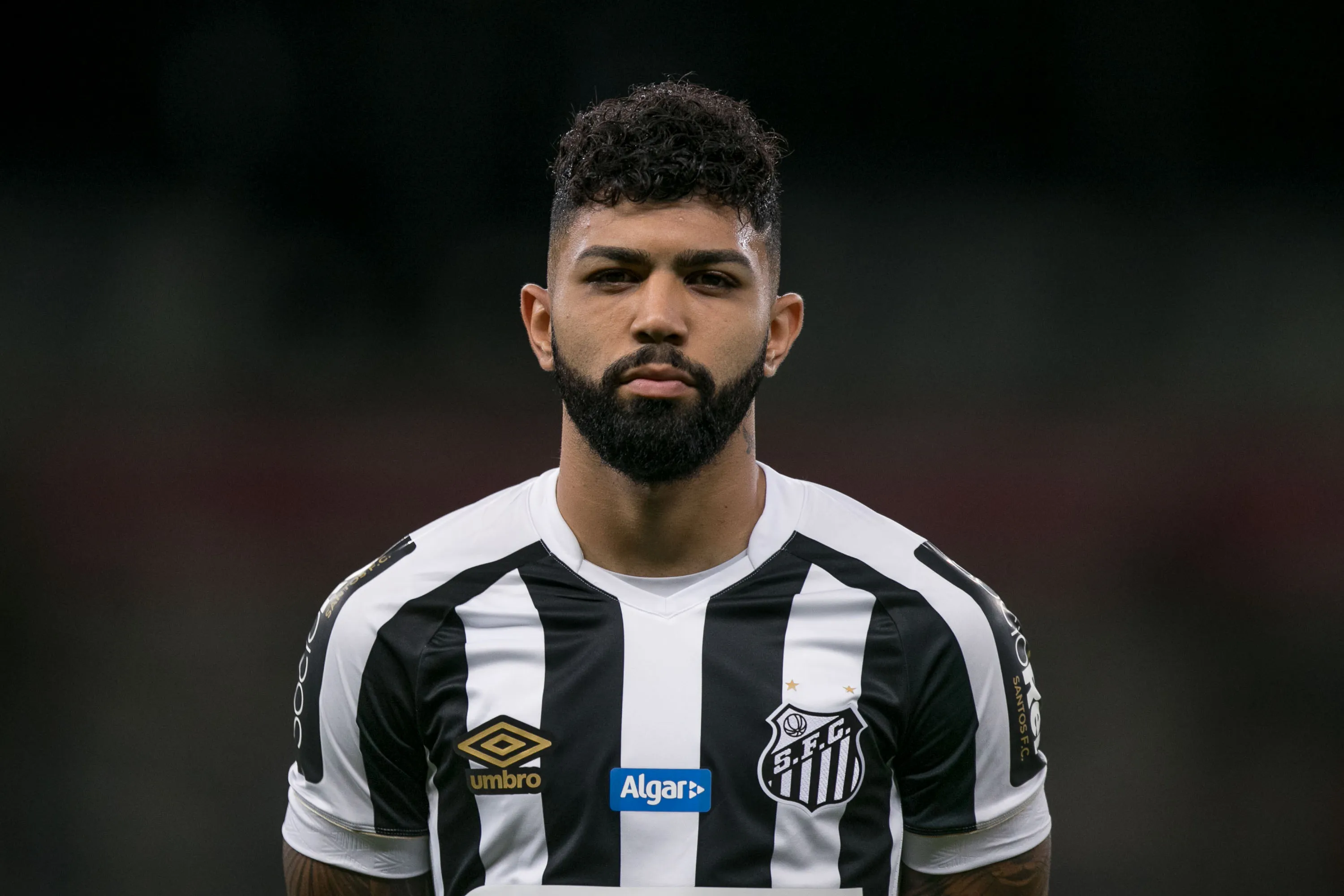 Torcedores do Santos sonham com retorno de Gabigol. Foto: Pedro Vale/AGIF