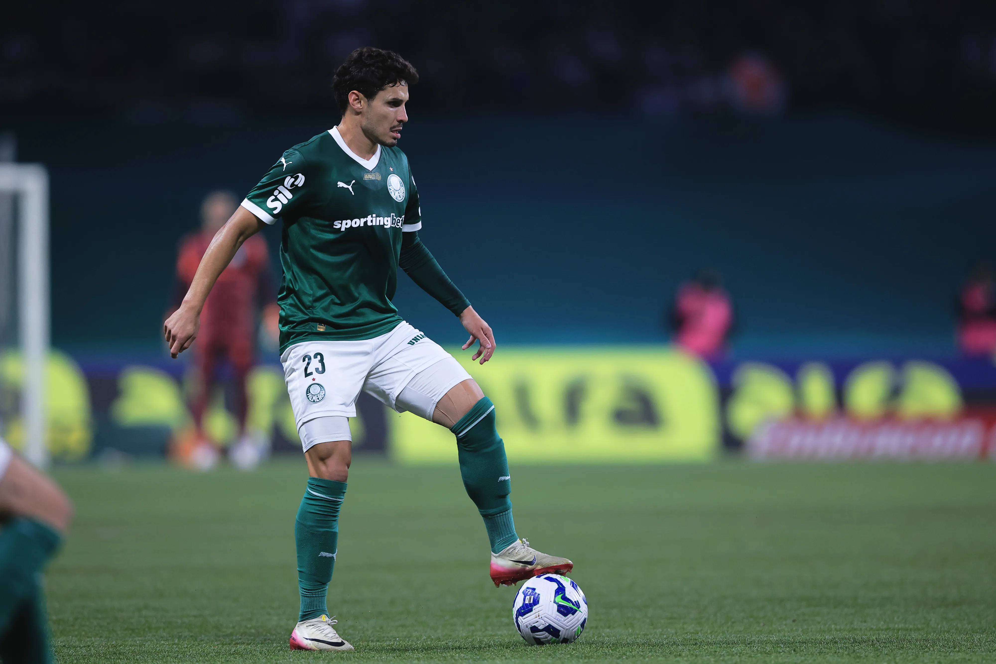 SP – SAO PAULO – 26/07/2025 – BRASILEIRO A 2025, PALMEIRAS X GREMIO – Raphael Veiga jogador do Palmeiras durante partida contra o Gremio no estadio Arena Allianz Parque pelo campeonato Brasileiro A 2025. Foto: Ettore Chiereguini/AGIF
