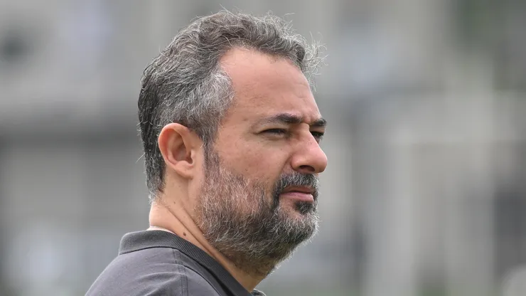 SP - SANTOS - 17/10/2025 - SANTOS, TREINO - Alexandre Mattos, diretor executivo do Santos durante treino no Centro de Treinamento CT Rei Pele. Foto: Jota Erre/AGIF