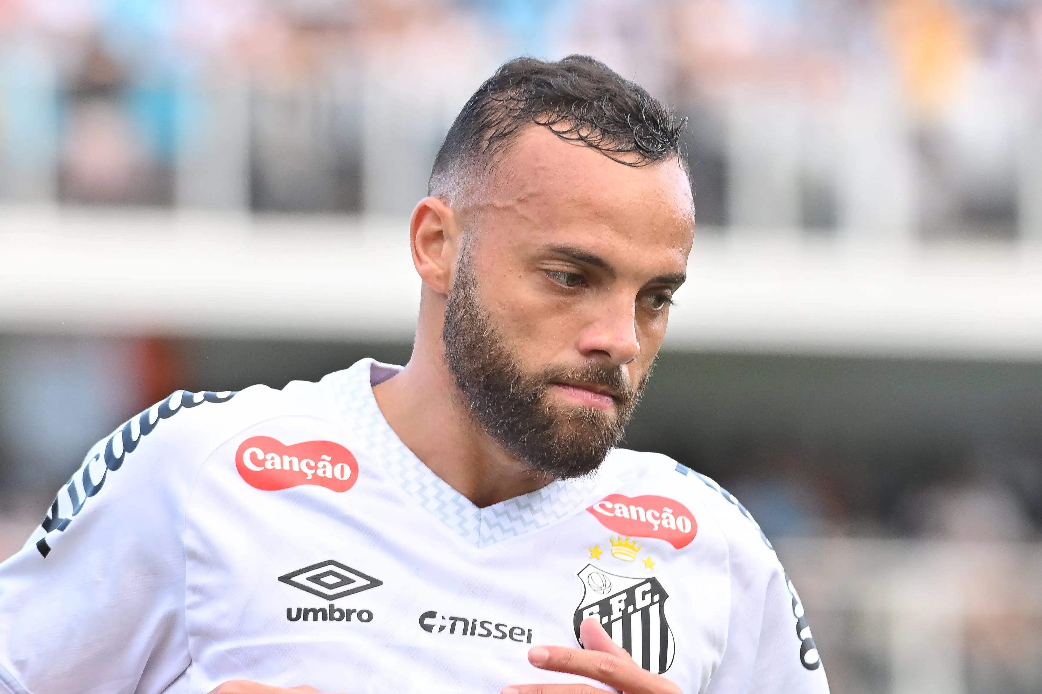 SP – SANTOS – 31/08/2025 – BRASILEIRO A 2025, SANTOS X FLUMINENSE – Guilherme jogador do Santos durante partida contra o Fluminense no estadio Vila Belmiro pelo campeonato Brasileiro A 2025. Foto: Jota Erre/AGIF