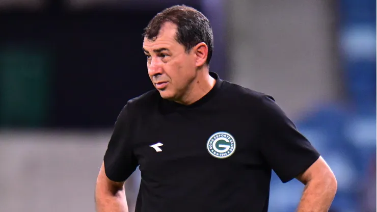 Fábio Carille durante confronto contra o Cuiabá na Série B de 2025.