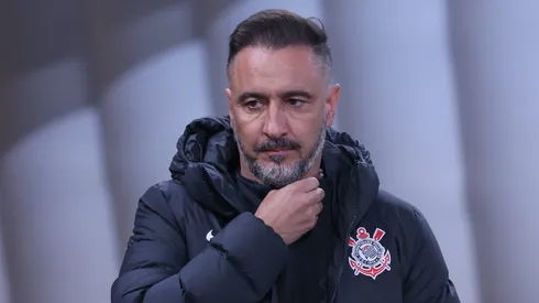 Vítor Pereira durante partida entre Corinthians e Ceará no Brasileirão de 2022.