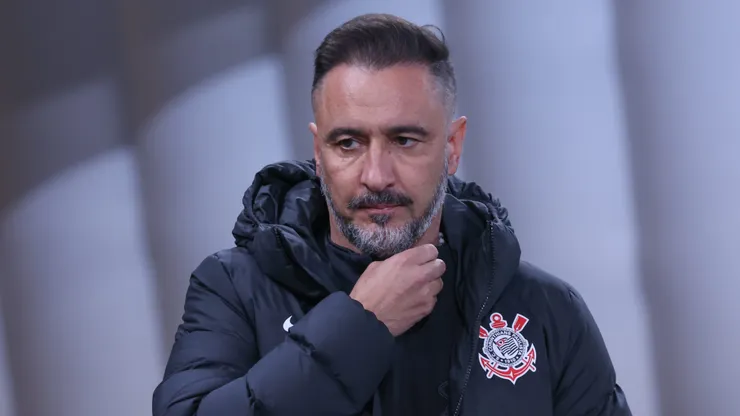 Vítor Pereira durante partida entre Corinthians e Ceará no Brasileirão de 2022.