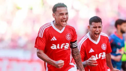 Alan Patrick comemorando seu gol em Internacional x RB Bragantino. Foto: Luiz Erbes/AGIF
