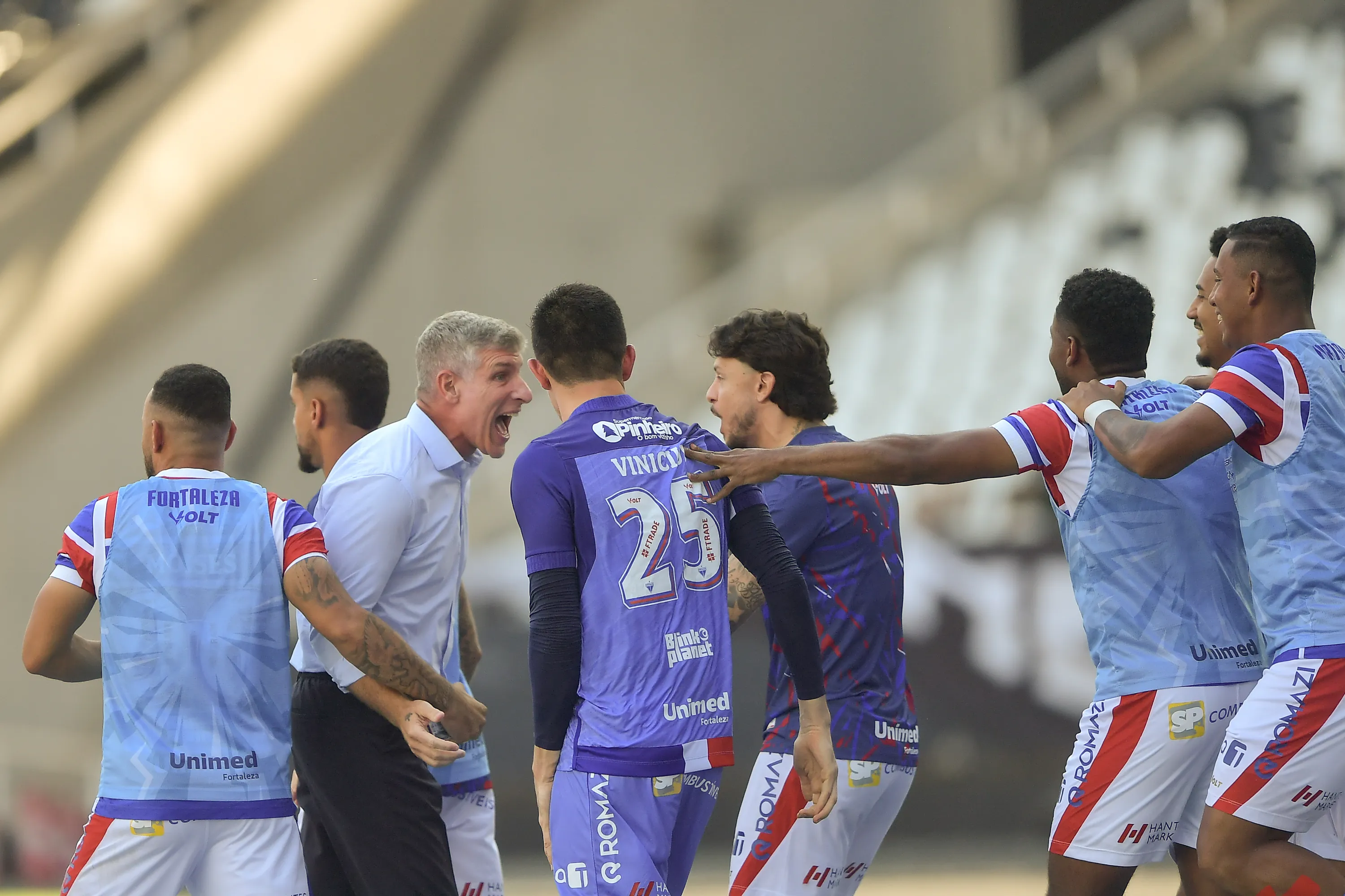 Martin Palermo tecnico do Fortaleza comemora  gol com jogadores reservas do seu time durante partida contra o Botafogo no estadio Engenhao pelo campeonato Brasileiro A 2025. Foto: Thiago Ribeiro/AGIF