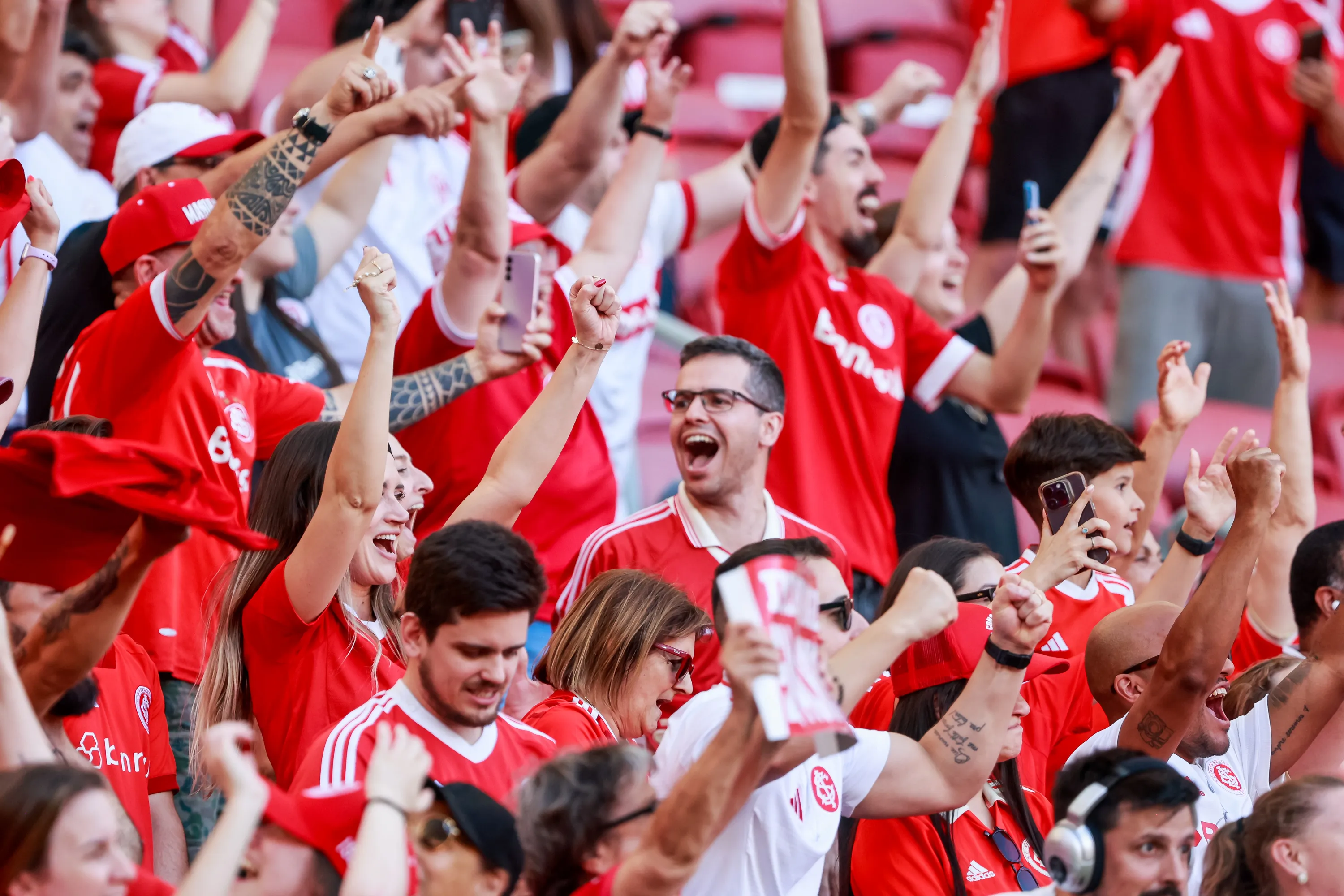 Torcida do Inter emocionada no Beira-Rio. Foto: Luiz Erbes/AGIF