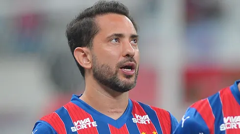 Everton Ribeiro, jogador do Bahia durante execucao do hino nacional antes da partida contra o Sport no estadio Fonte Nova pelo campeonato Brasileiro A 2025. Foto: Walmir Cirne/AGIF