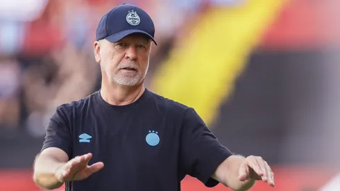 Mano Menezes tecnico do Gremio durante partida contra o Sport no estadio Ilha do Retiro pelo campeonato Brasileiro A 2025. Foto: Rafael Vieira/AGIF