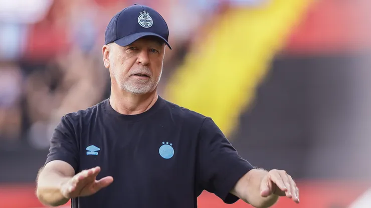 Mano Menezes tecnico do Gremio durante partida contra o Sport no estadio Ilha do Retiro pelo campeonato Brasileiro A 2025. Foto: Rafael Vieira/AGIF